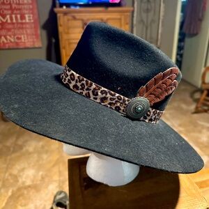 Charlie 1 Horse leopard band